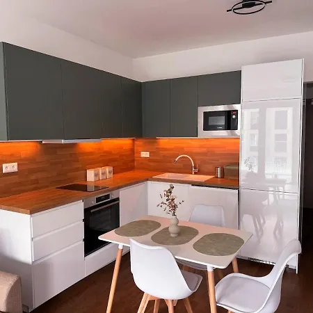 Metropolis Executive Suite, 24-7 Check In